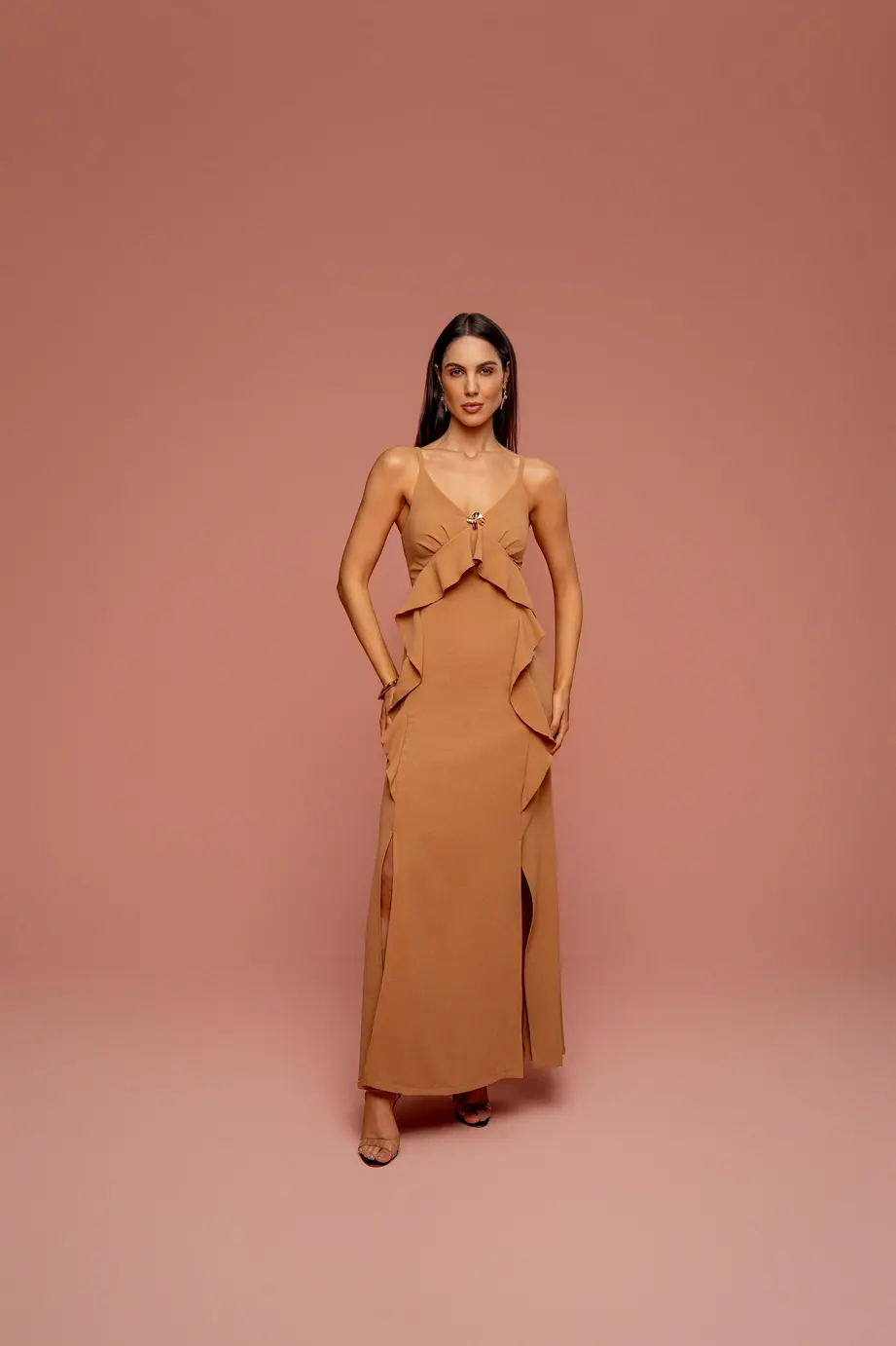 Vestido Longo Com Babados E Broche