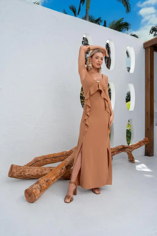 Vestido Longo Com Babados E Broche